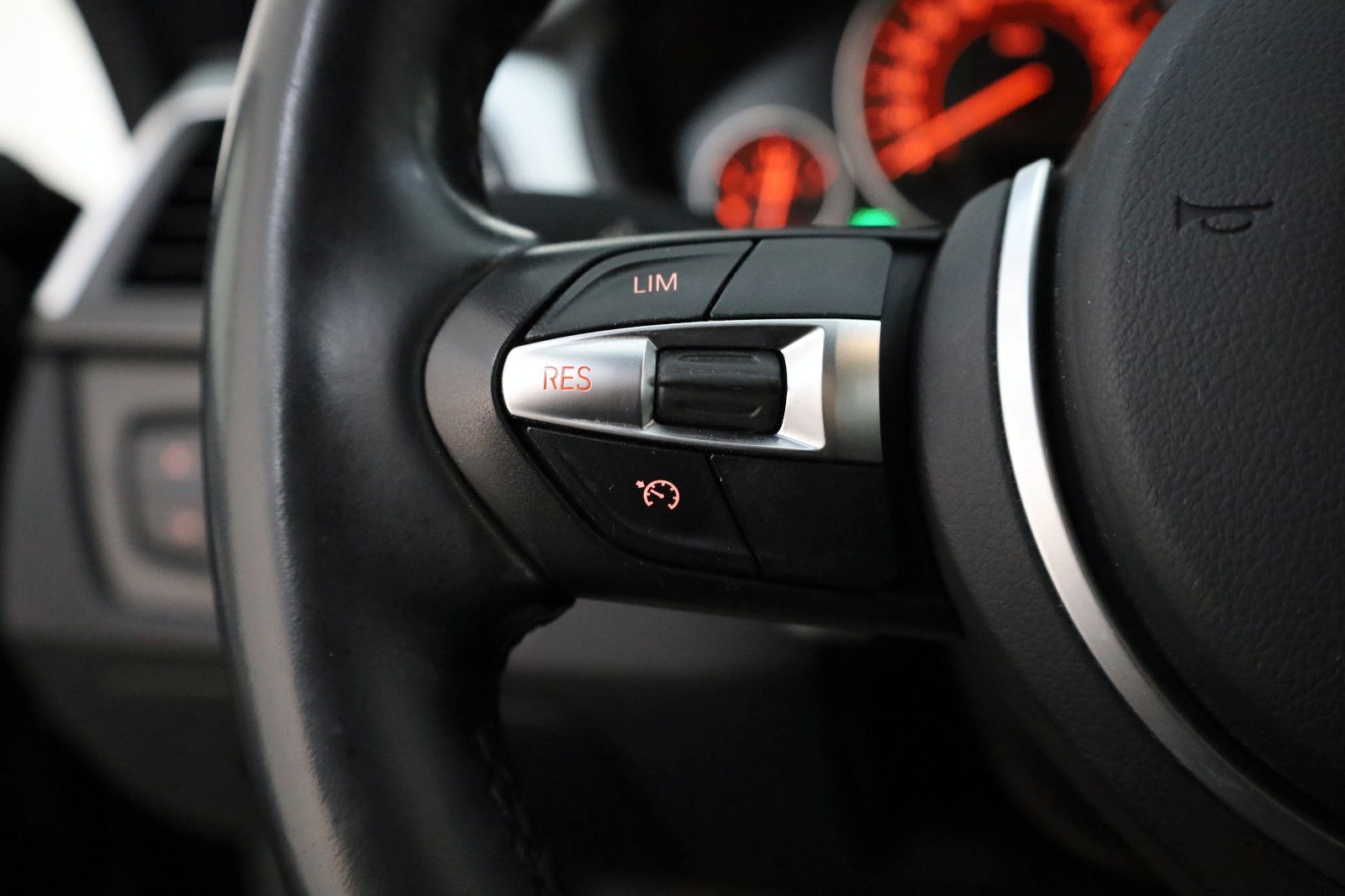 Fahrzeugabbildung BMW 320d Touring M Sport Leder,Navi,LED,SH,PDC,SR+WR