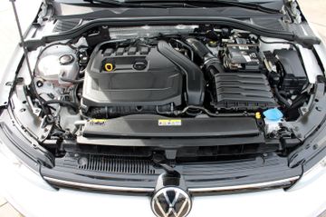 Fahrzeugabbildung Volkswagen Golf VIII Lim. Style eTSI DSG ACC Navi AHK LED