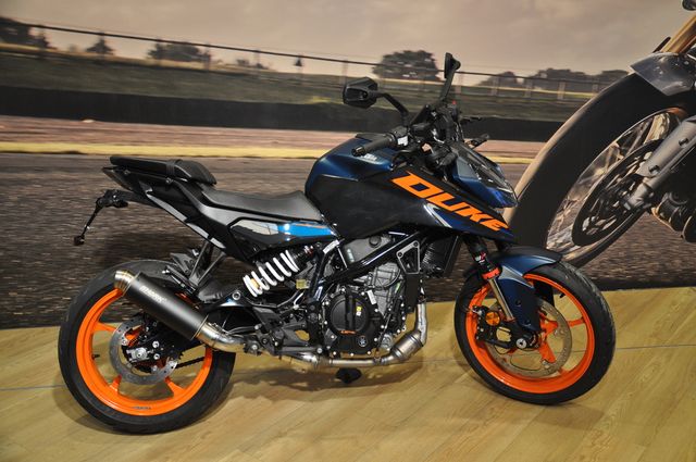 KTM 125 Duke Shark + Heck