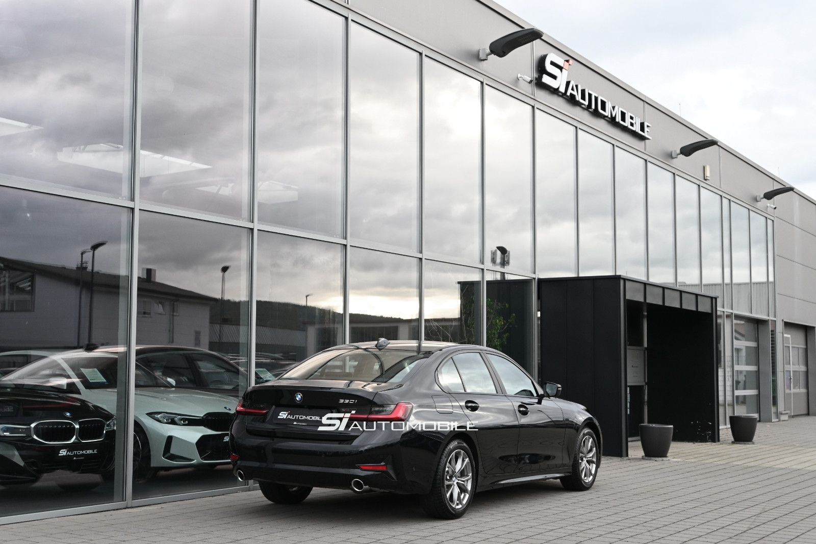 Fahrzeugabbildung BMW 330i Aut. °DR.+PARK.ASSIST°LIVE C.PROF°SPORTSITZ