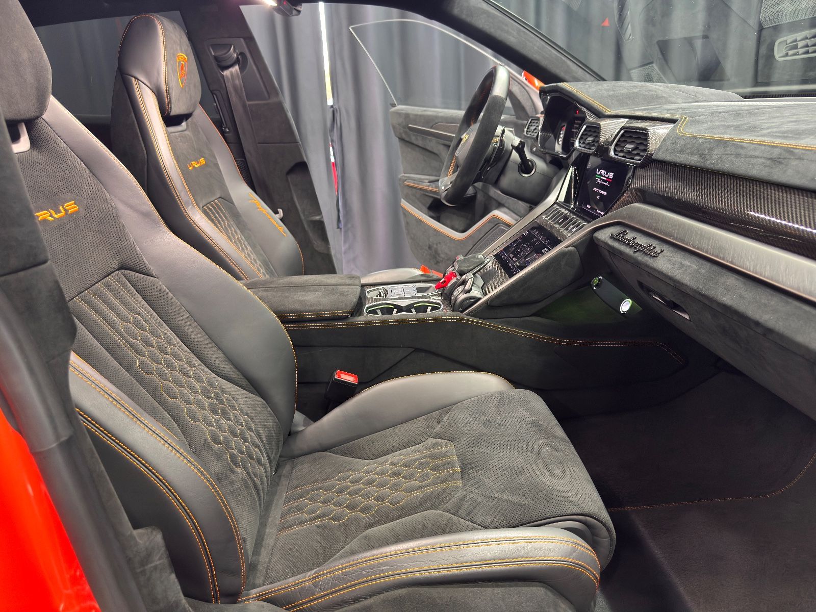 Fahrzeugabbildung Lamborghini Urus Performante|FULL-CARBON|AKRAPOVIC|MASSAGE|