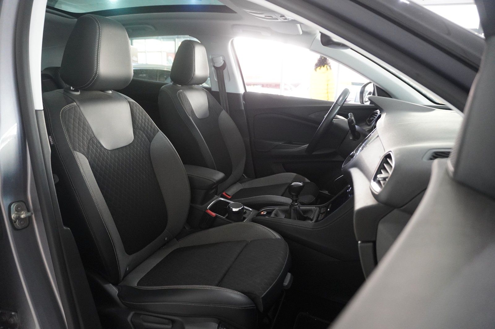 Fahrzeugabbildung Opel Grandland (X) 1.2T INNOV. NAVI/LED/KAMERA/PANO.
