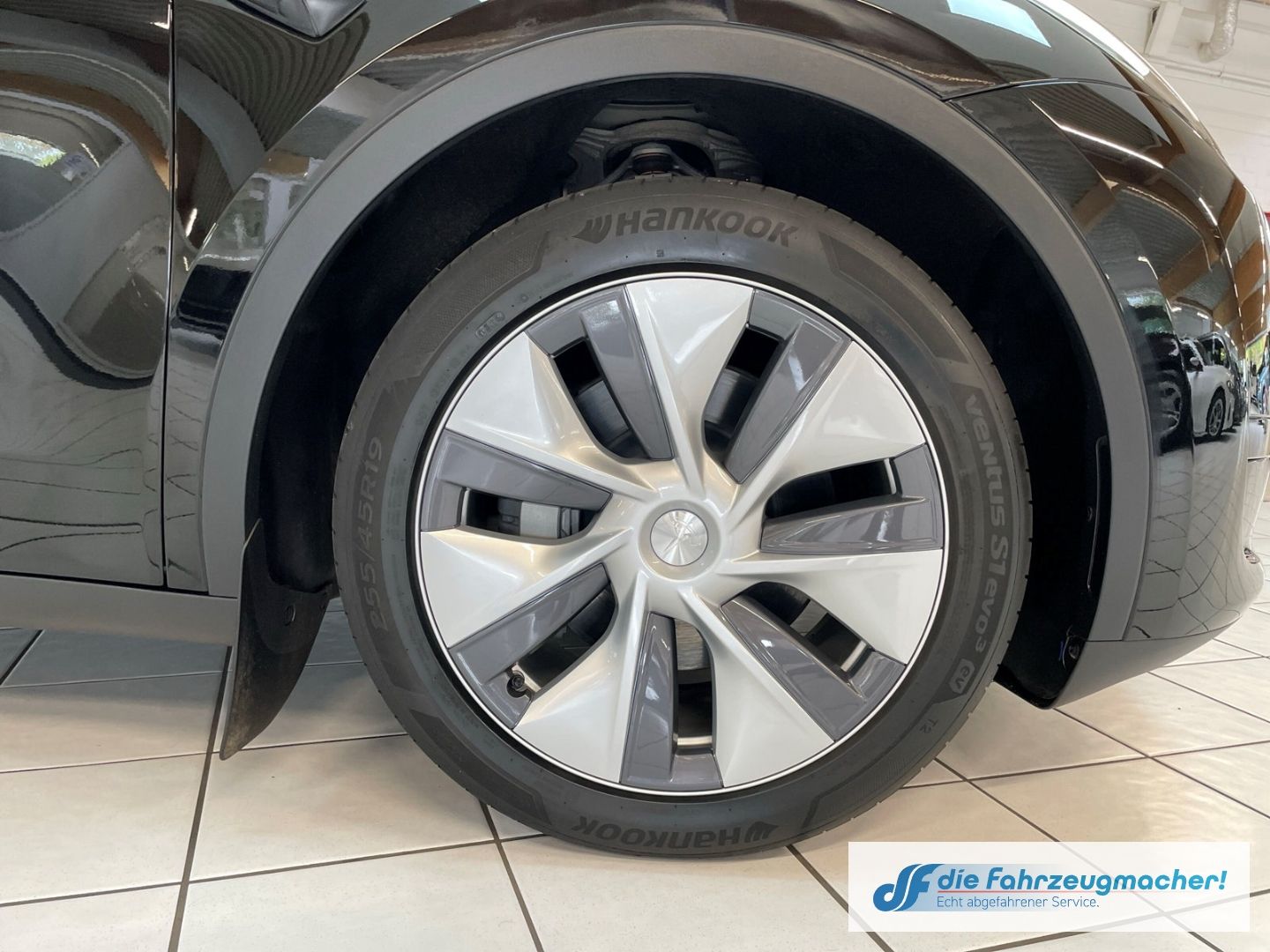 Fahrzeugabbildung Tesla Model Y Basis RWD Panorama Navi Soundsystem LED