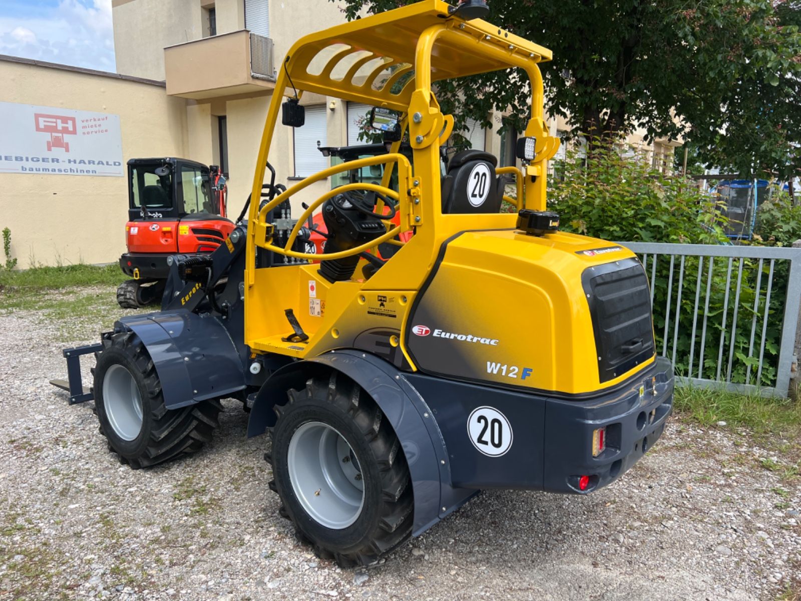 Fahrzeugabbildung Andere Eurotrac W12F -  KlappSchutzdach - hebt Pflaster