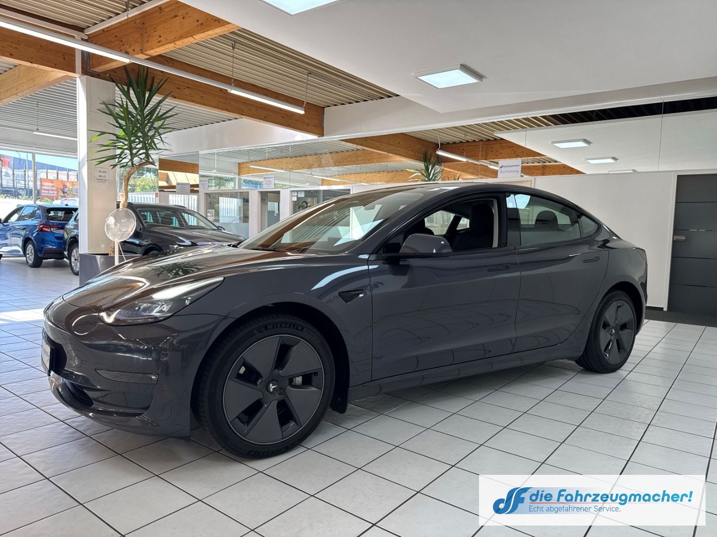 Fahrzeugabbildung Tesla Model 3 RWD Soundsystem ACC El. Heckklappe WLAN