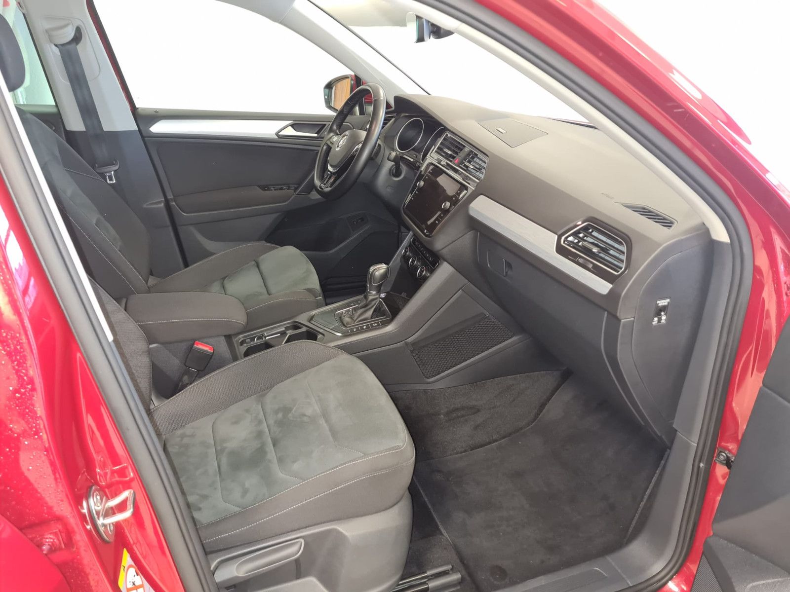 Fahrzeugabbildung Volkswagen Tiguan Comfortline / 1. Hand / AHK / GARANTIE