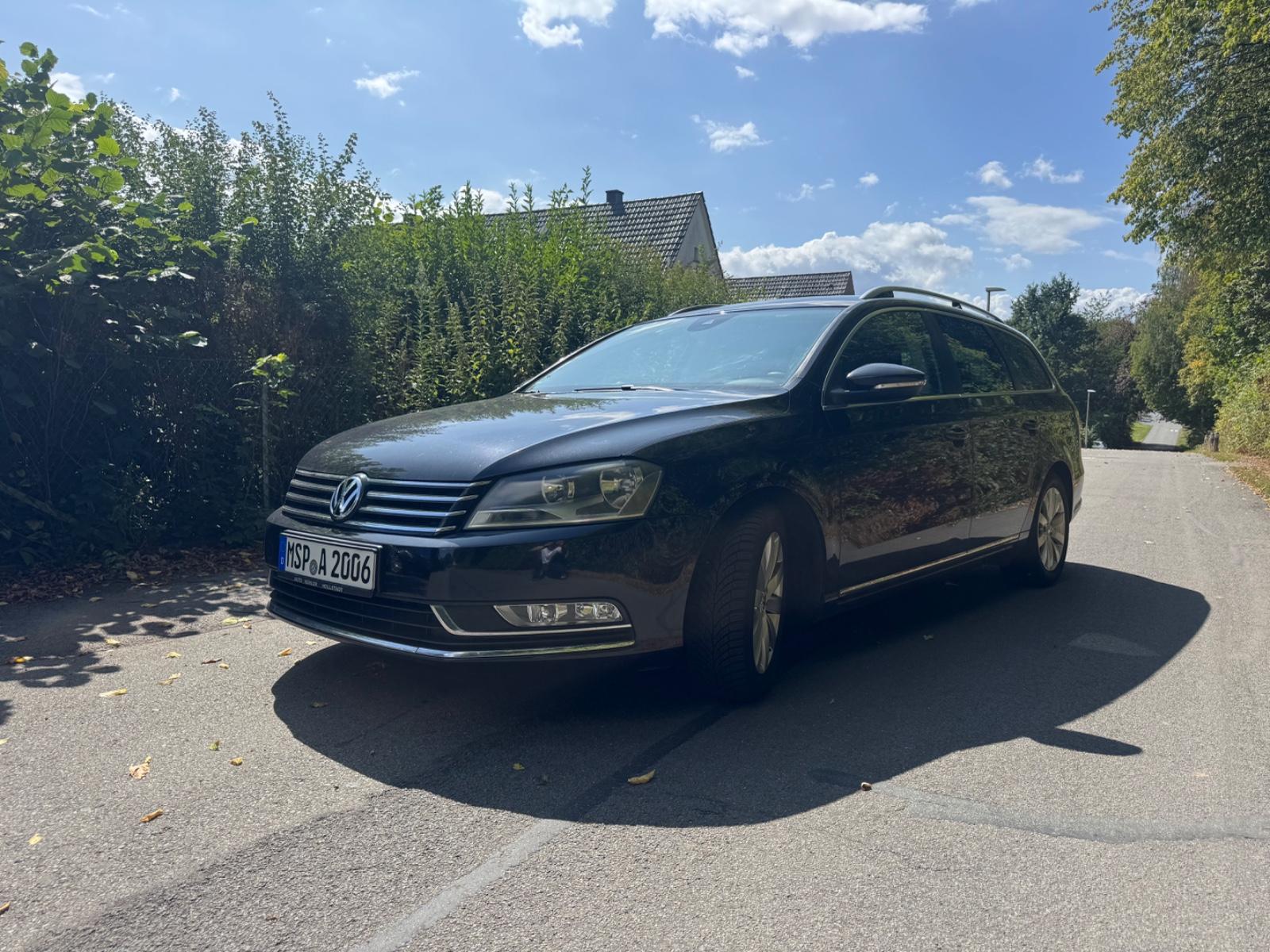 Volkswagen Passat 2012 — rear view