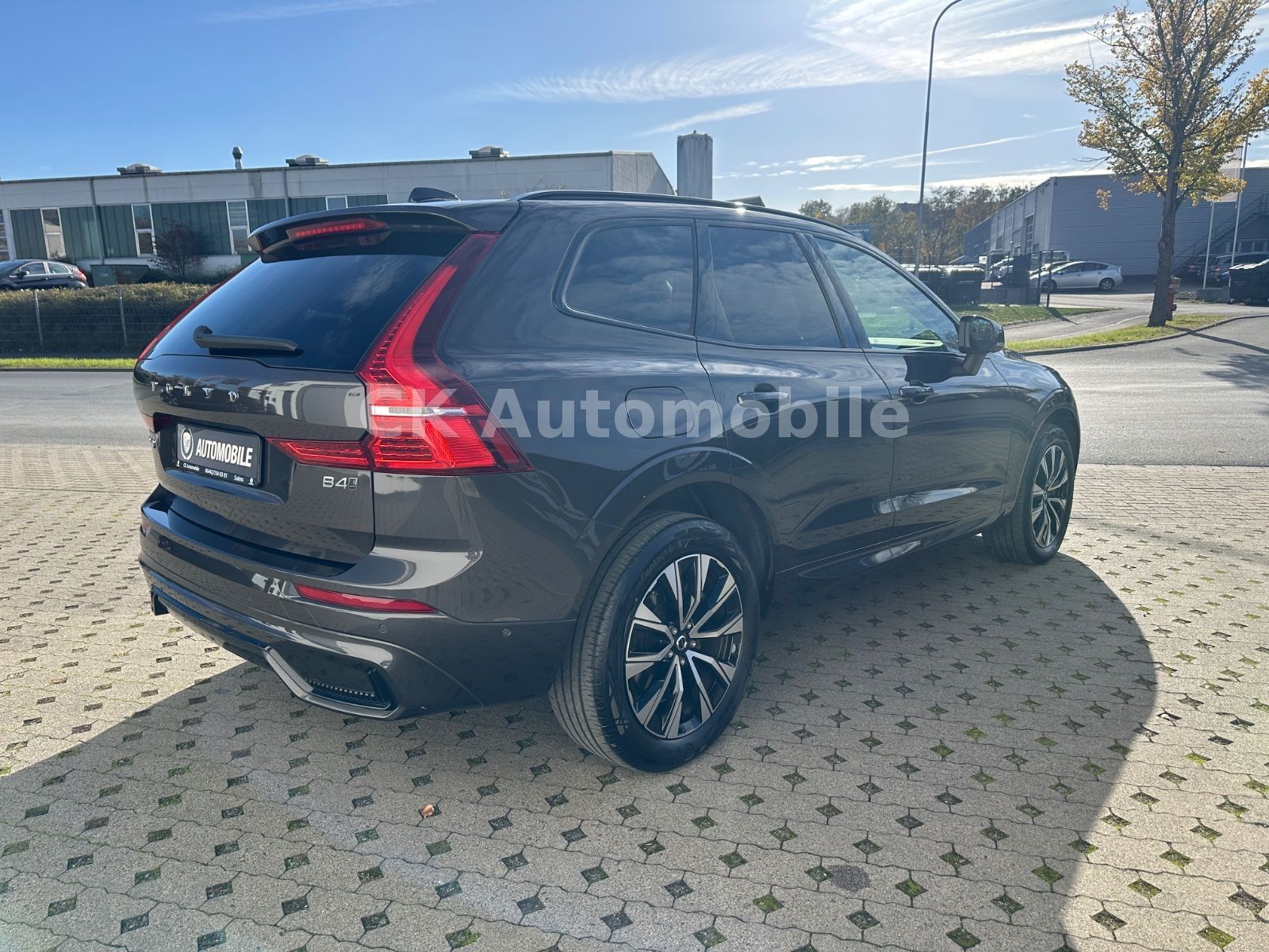 Fahrzeugabbildung Volvo XC60 B4 PlusDark AWD/BLIS/Leder/Pano/LED/360°Kam