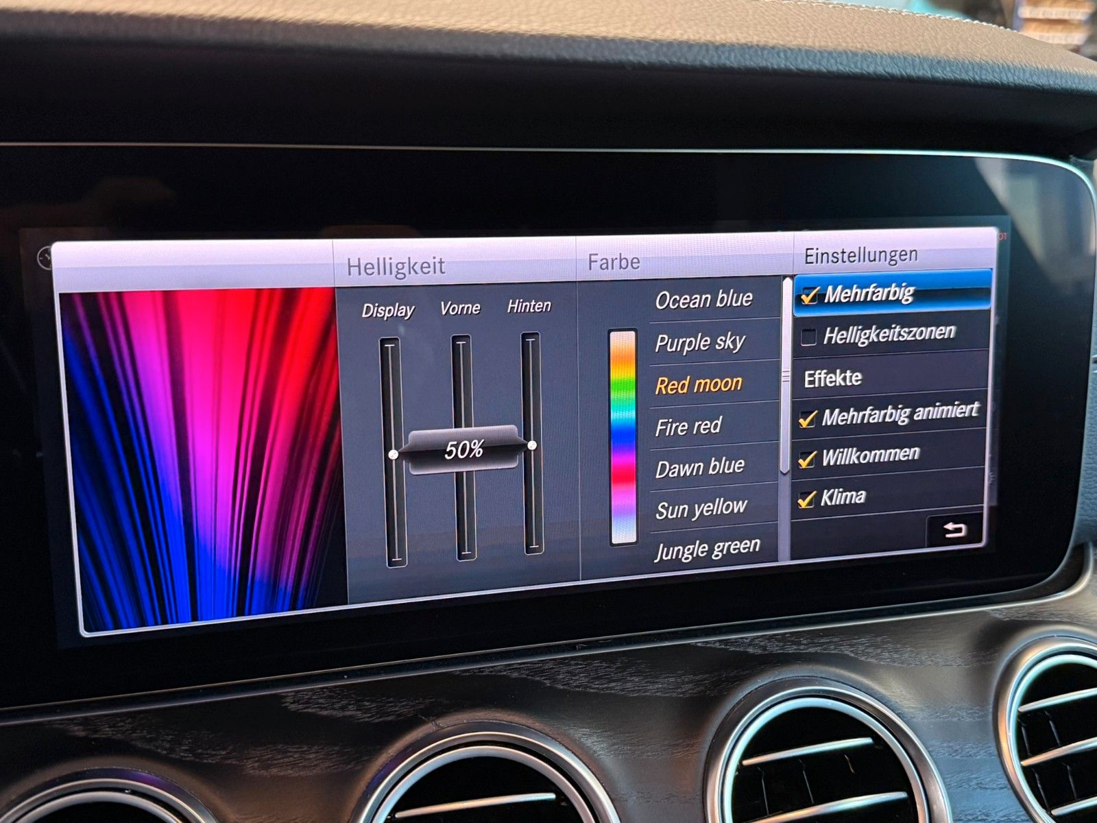 Fahrzeugabbildung Mercedes-Benz E 300 de T AMG+DISTRONIC+LENKASSI+360°+AHK+AMBIE