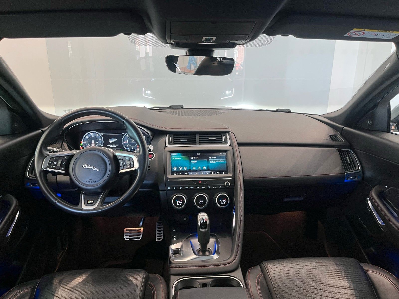 Fahrzeugabbildung Jaguar E-Pace D180 Chequered Flag Panoramadach & AHK