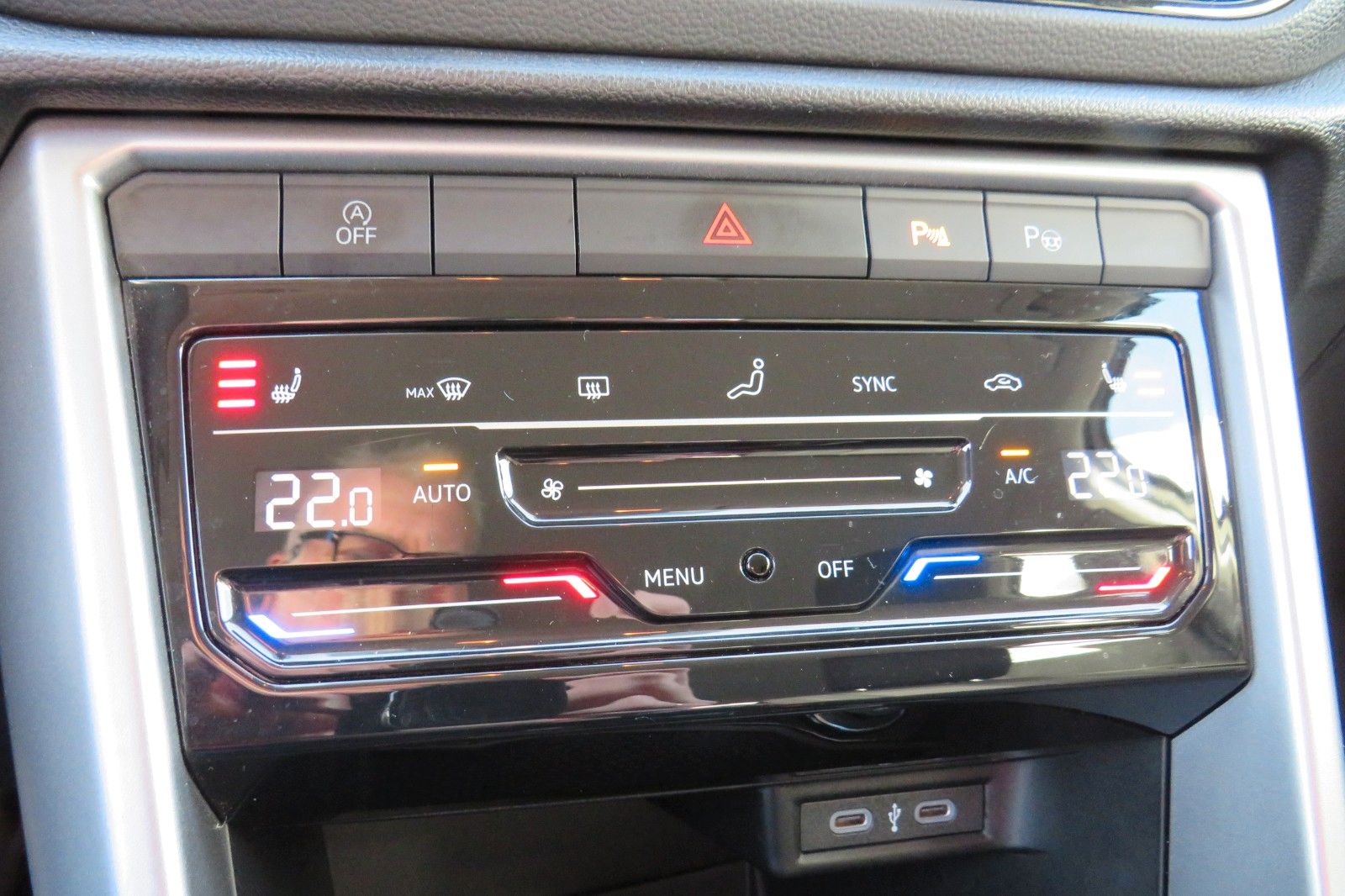 Fahrzeugabbildung Volkswagen T-Roc Life DSG AHK NAVI SITZH. APP-CON. LED 1Hd