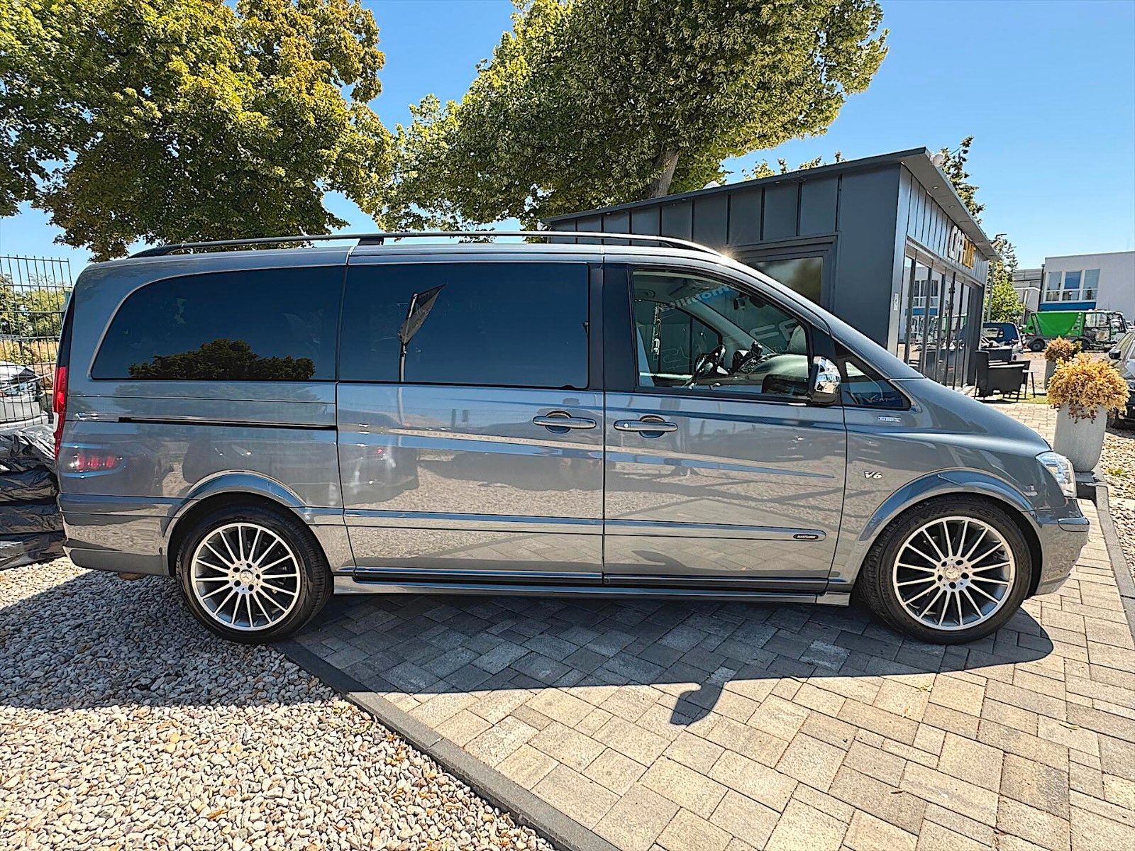 Fahrzeugabbildung Mercedes-Benz Viano 3.0 CDI Avantgarde Edition 125 lang *Pano*