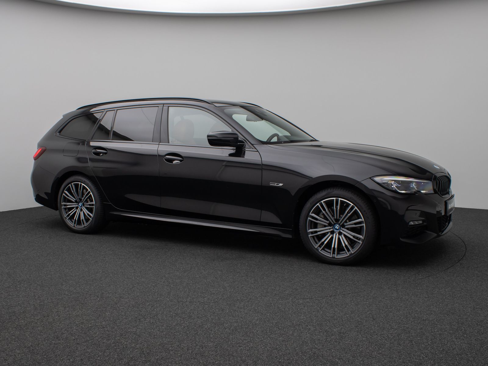 Fahrzeugabbildung BMW 330e xD M Sport Panorama Laser Kamera HUD HiFi