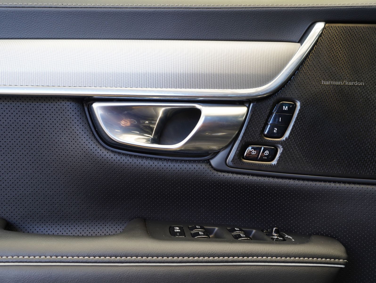 Fahrzeugabbildung Volvo V90 T6 AWD Recharge Plug-In Plus Dark