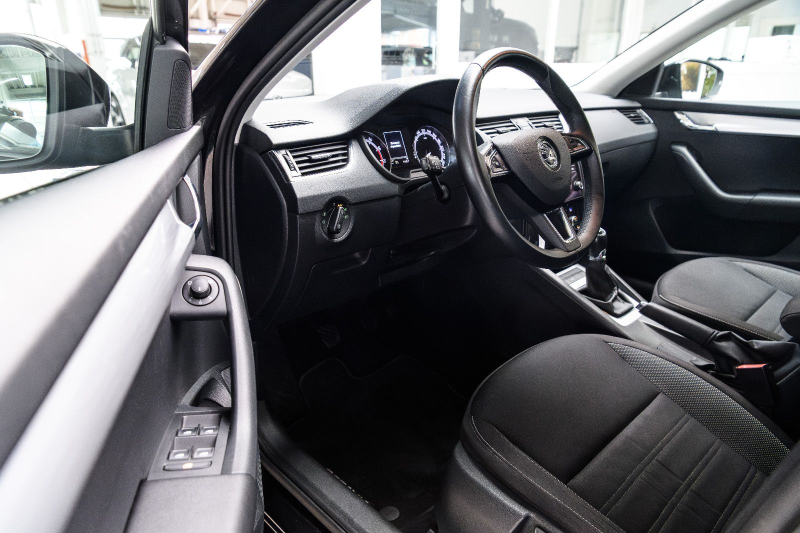 Fahrzeugabbildung SKODA Octavia Combi Tour 1.0 +NAVI+LED+el.Heckkl.+MFL