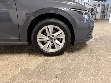 Fotografie des VW Golf VIII Variant 1,5l eTSI DSG Life