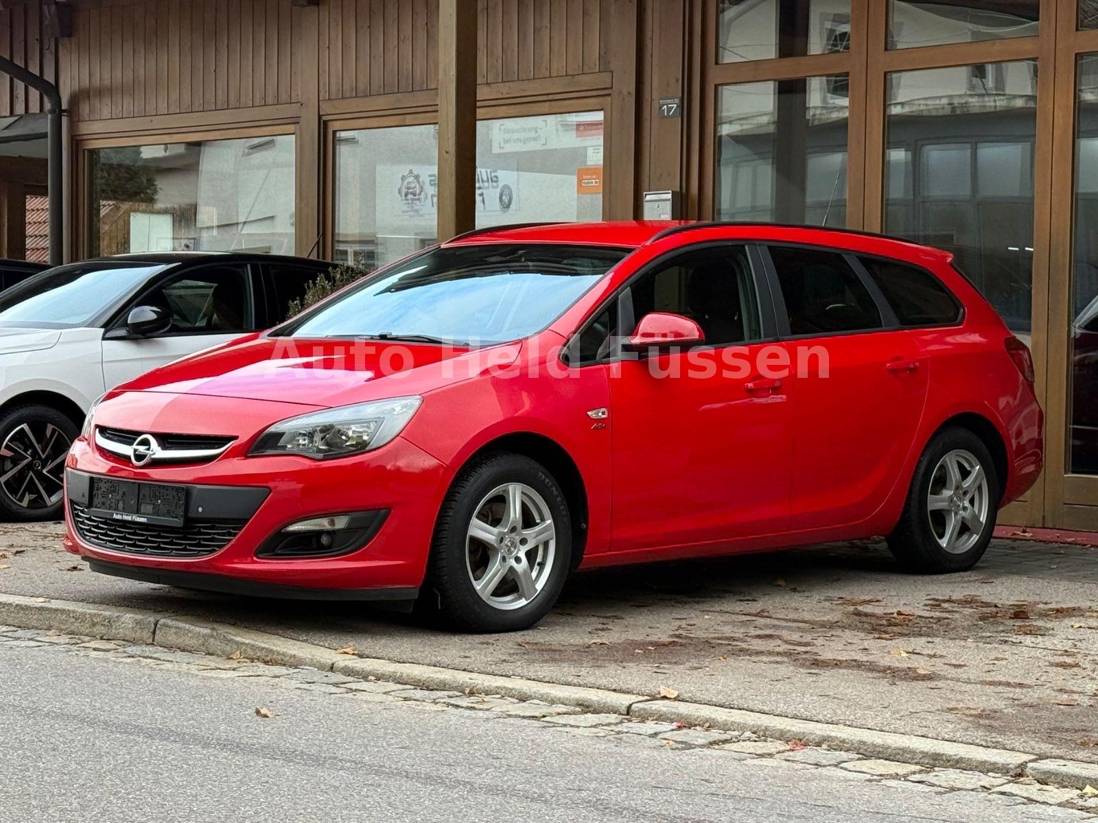 Opel Astra 2013 — вигляд ззаду
