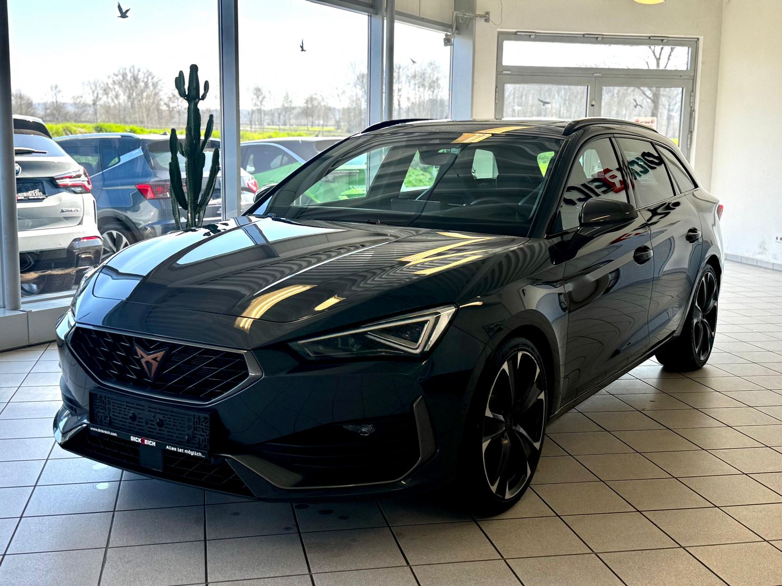 Fahrzeugabbildung CUPRA Leon 2.0 TSI VZ 4Drive Vision+ Matrix Pano ACC