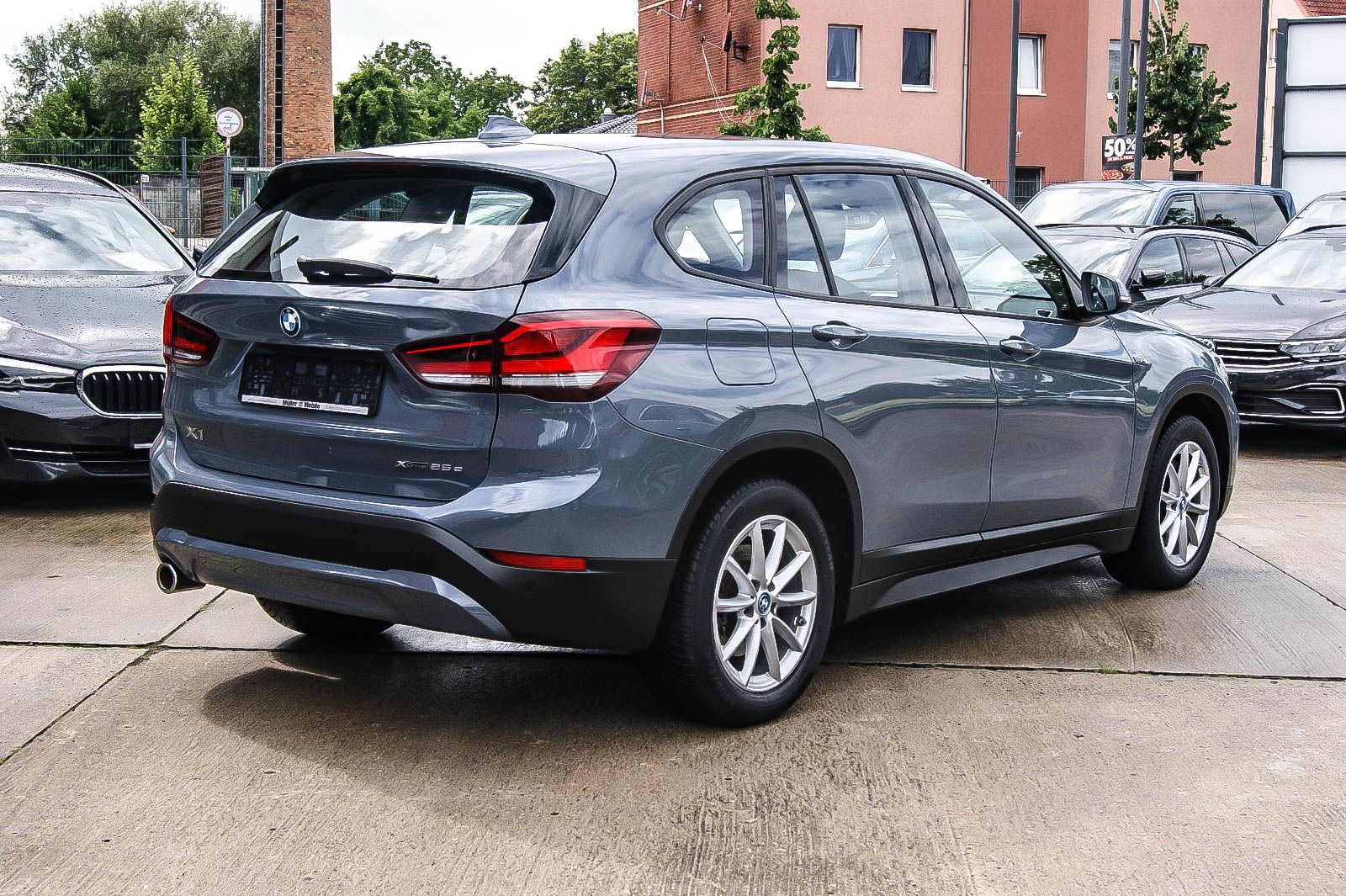Fahrzeugabbildung BMW X1 xDrive 25e Advantage STORM BAY INDIVIDUAL LED