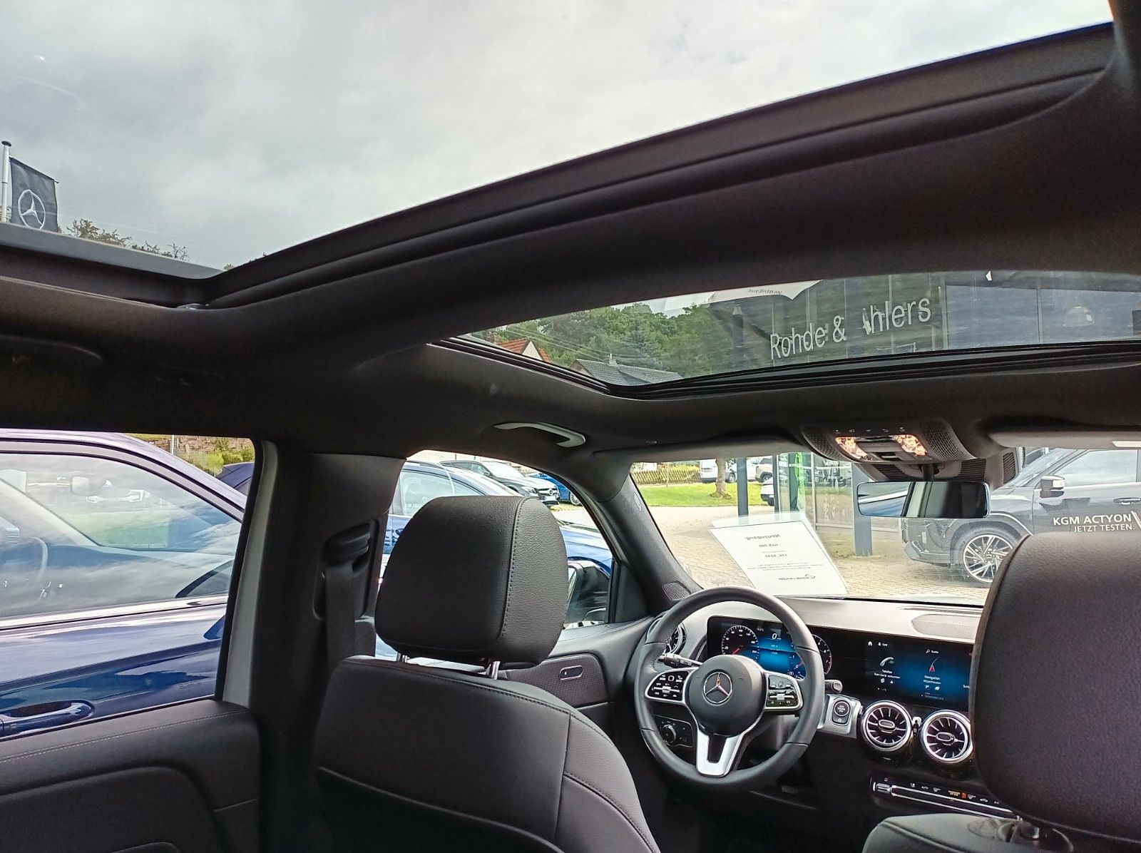 Fahrzeugabbildung Mercedes-Benz GLB 200+DISTRONICPLUS+PANO+AHK+SH+NIGHTPAKET++++