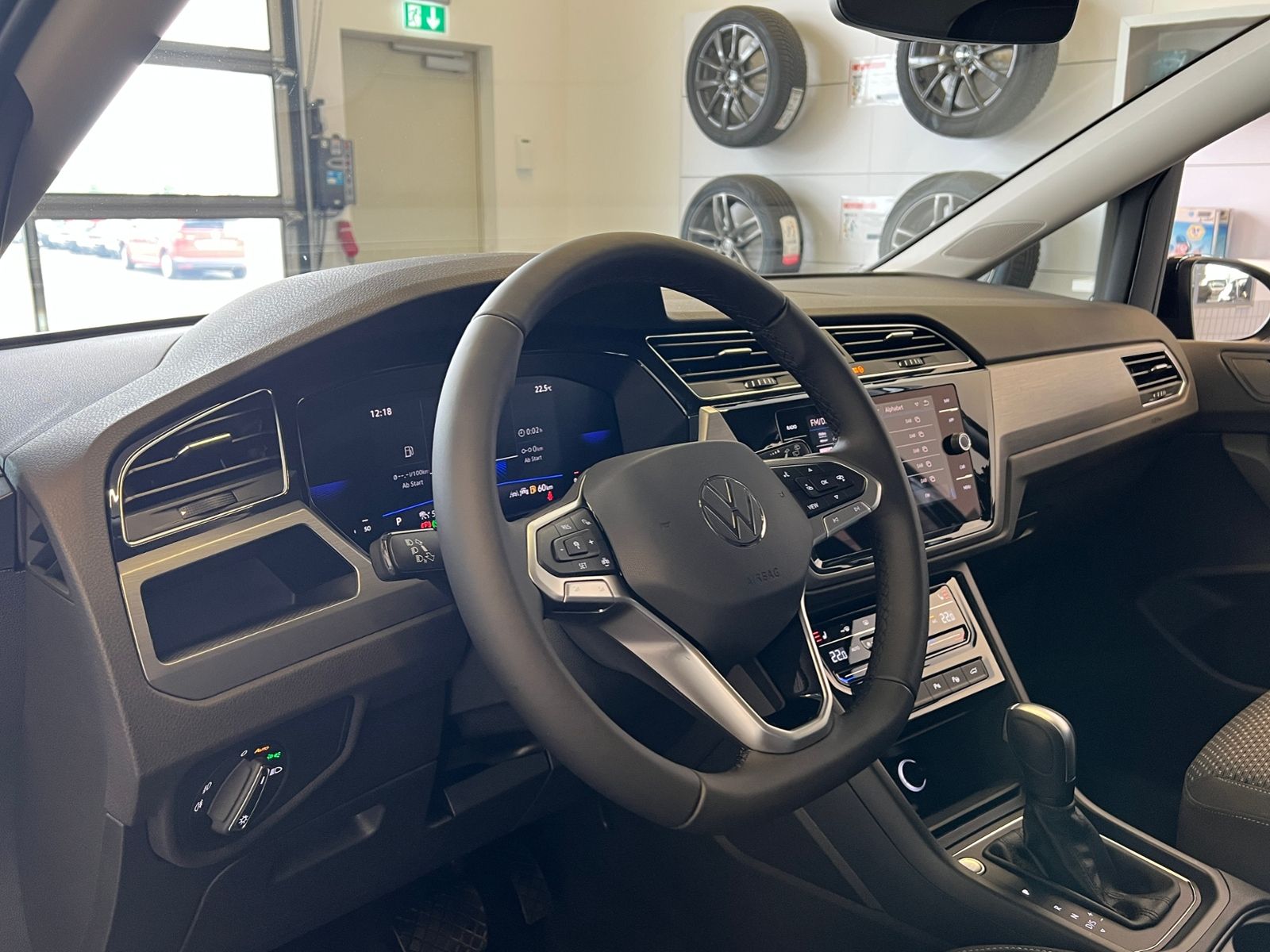 Fahrzeugabbildung Volkswagen Touran Comfortline 1.5 TSI DSG *AHK, LED, 7Sitze