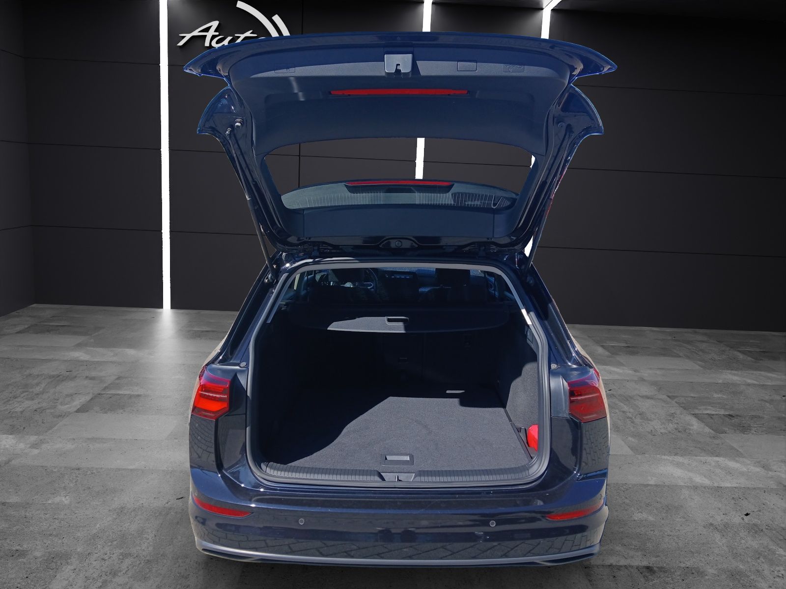 Fahrzeugabbildung Volkswagen Golf VIII Variant TSI Life Matrix AHK Navi AID A