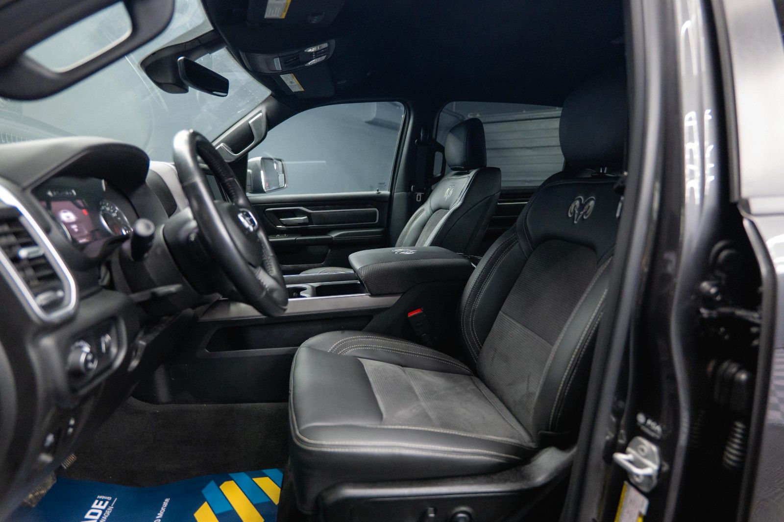 Fahrzeugabbildung Dodge RAM 5.7 V8 HEMI 4x4 OFFROAD NIGHT-Edition LED