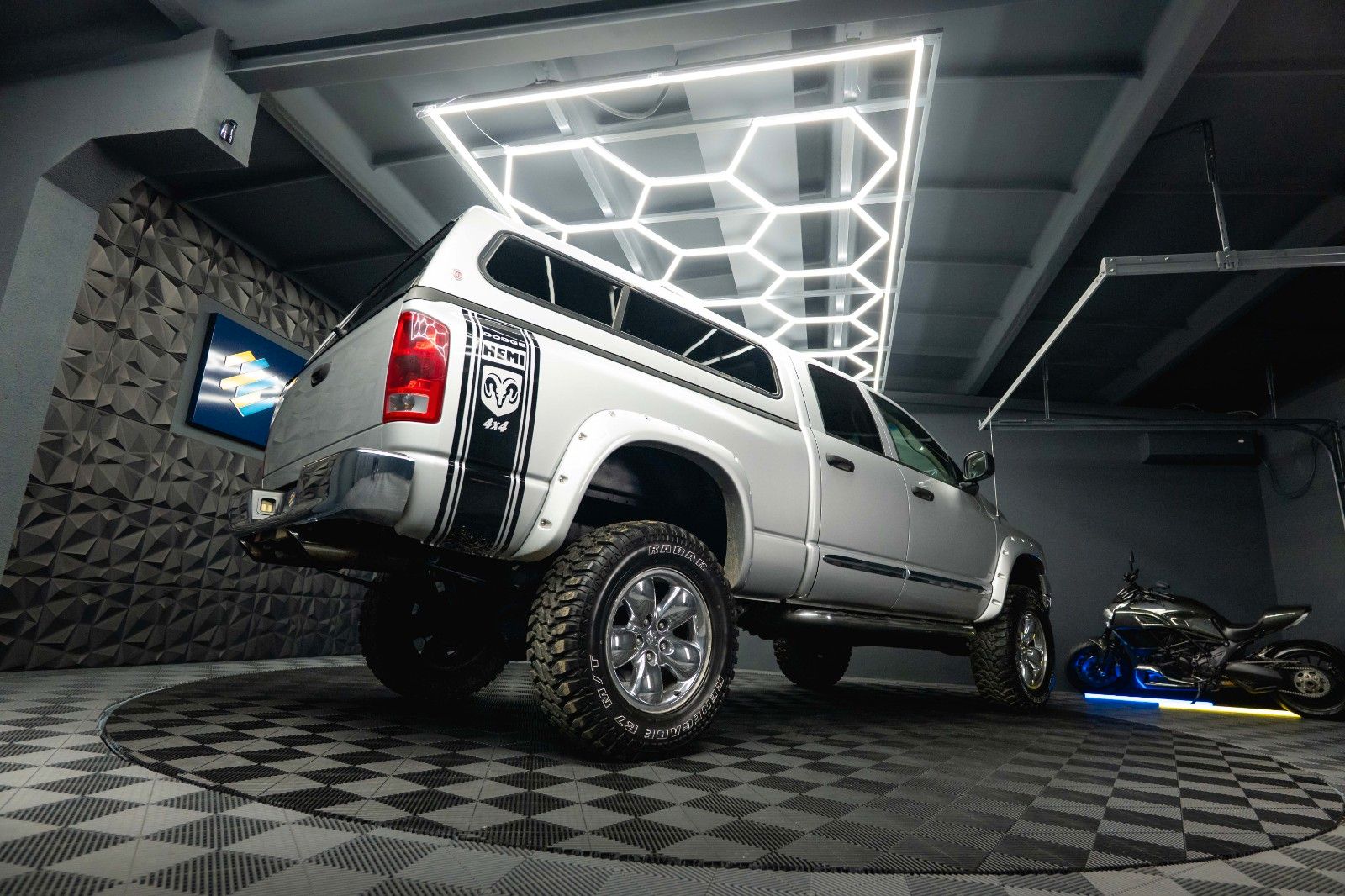 Fahrzeugabbildung Dodge RAM 5.7 V8 HEMI 4x4 OFFROAD MONSTERTRUCK LONGBED