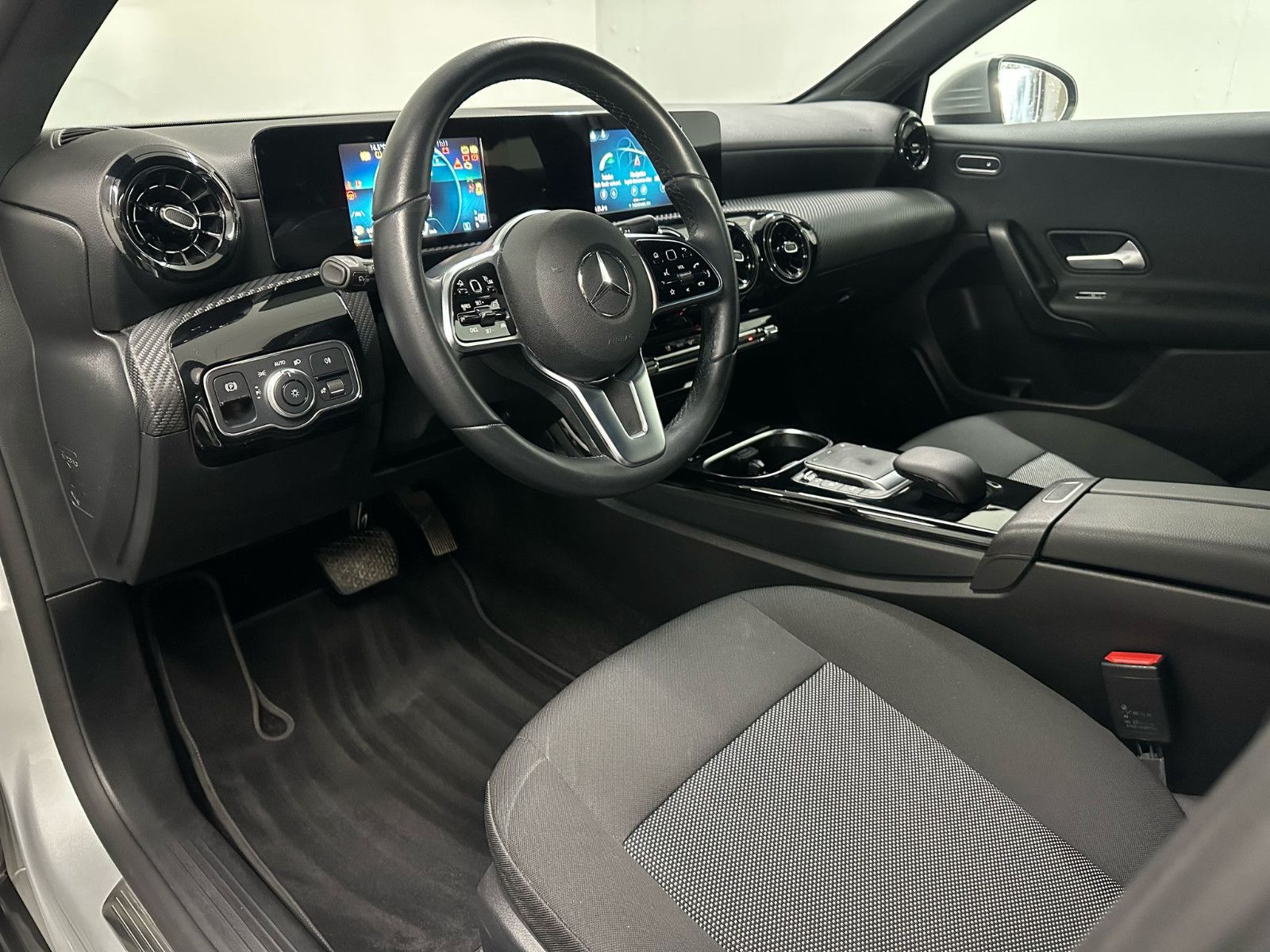 Fahrzeugabbildung Mercedes-Benz A 200 d DCT *DISTRO*AHK*LED*NAVI*BUSINESS*SH