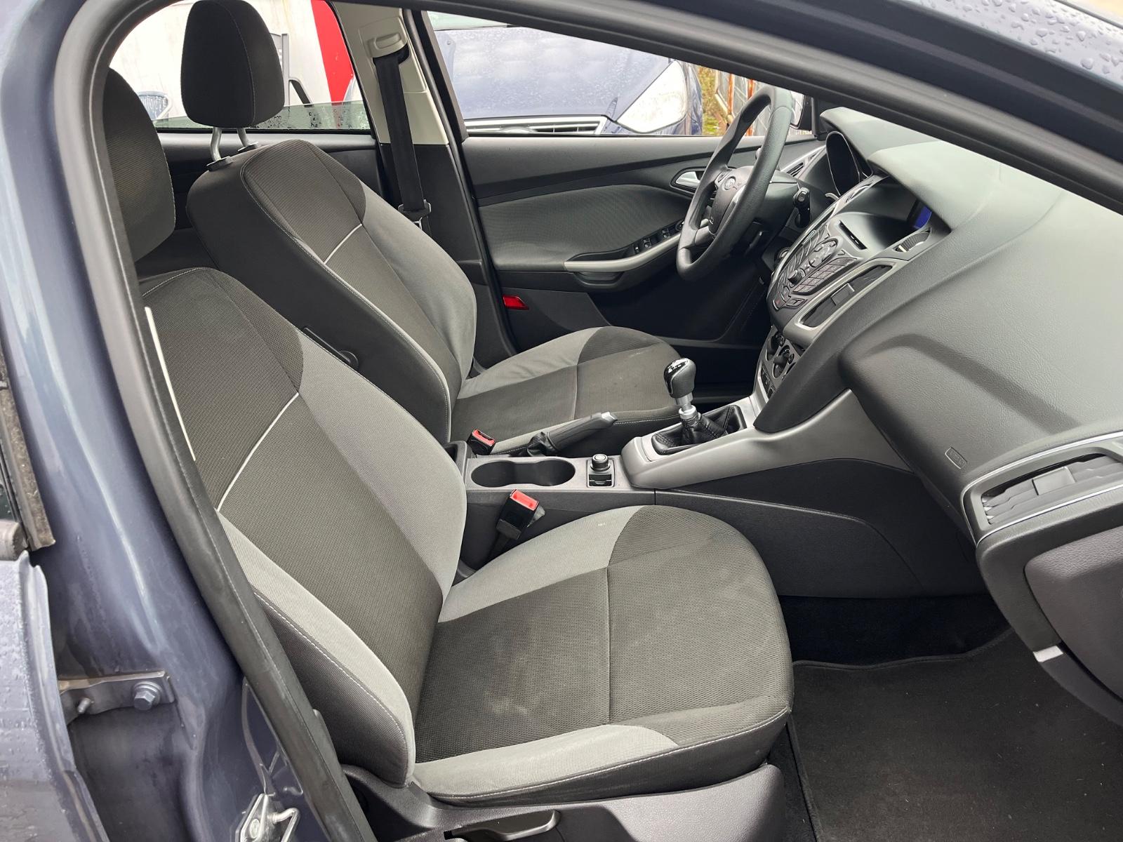 Ford Focus 2011 — photo 11