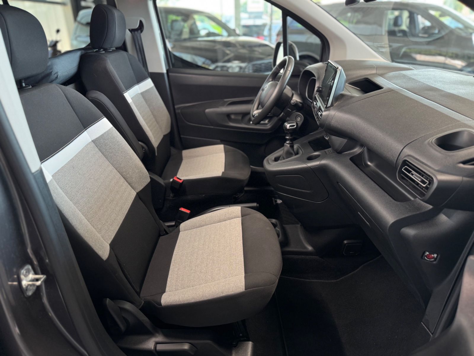 Fahrzeugabbildung Citroën Berlingo 1.5 BlueHDi 130 FAP Shine XL "Camping"