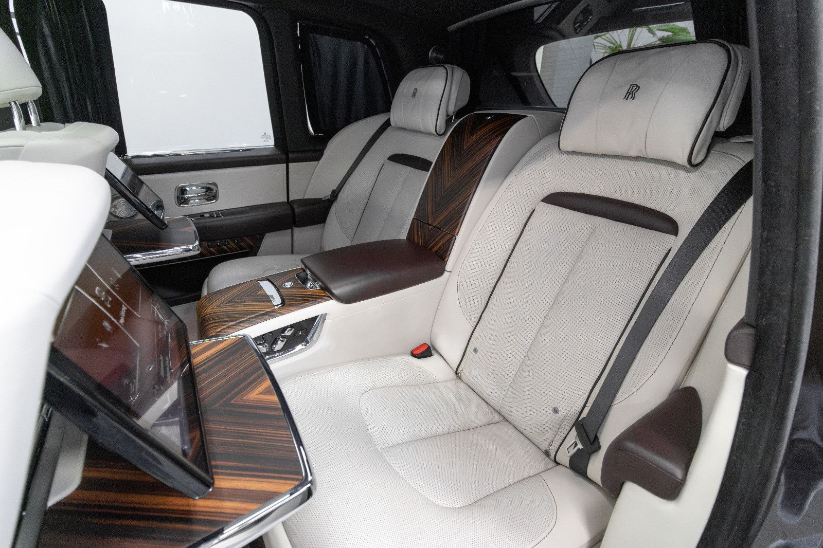 Fahrzeugabbildung Rolls-Royce Cullinan/4-SEATS/PANO/BELÜFTUNG/TV/BESPOKE/NIGHT