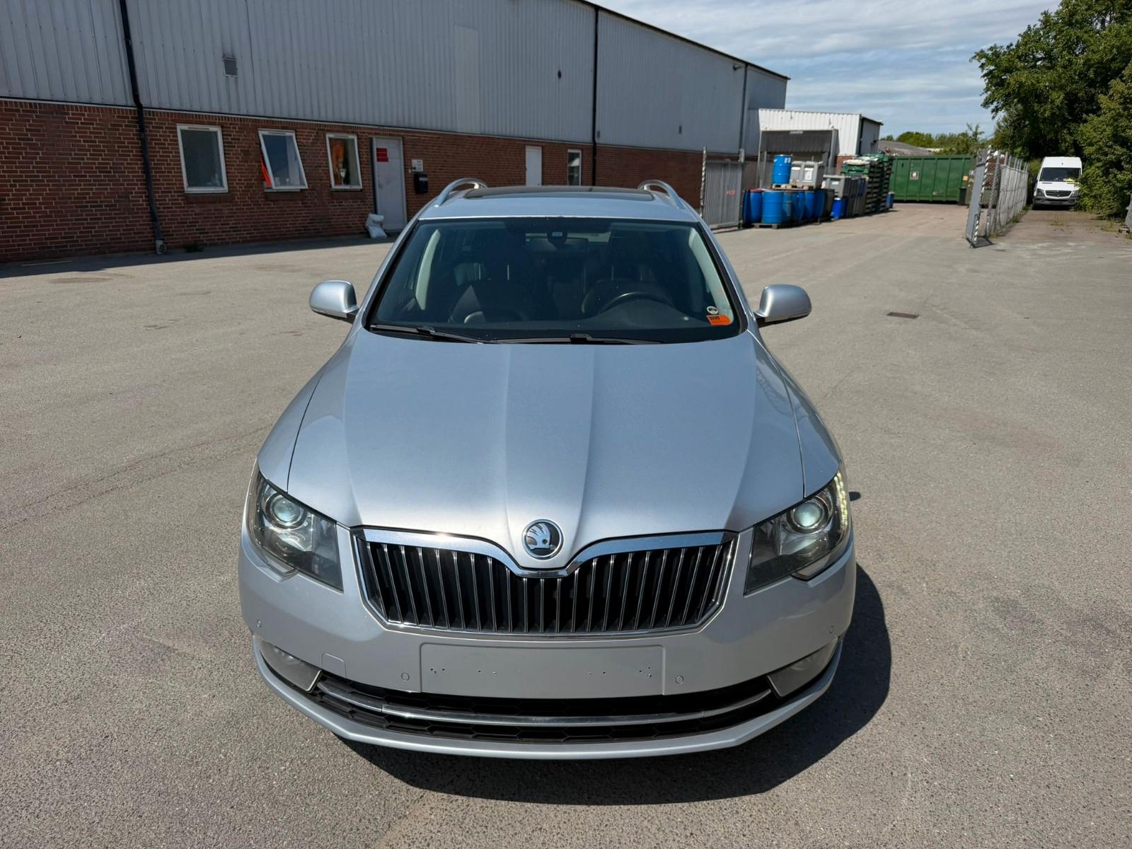 Skoda Superb 2014 — rear view