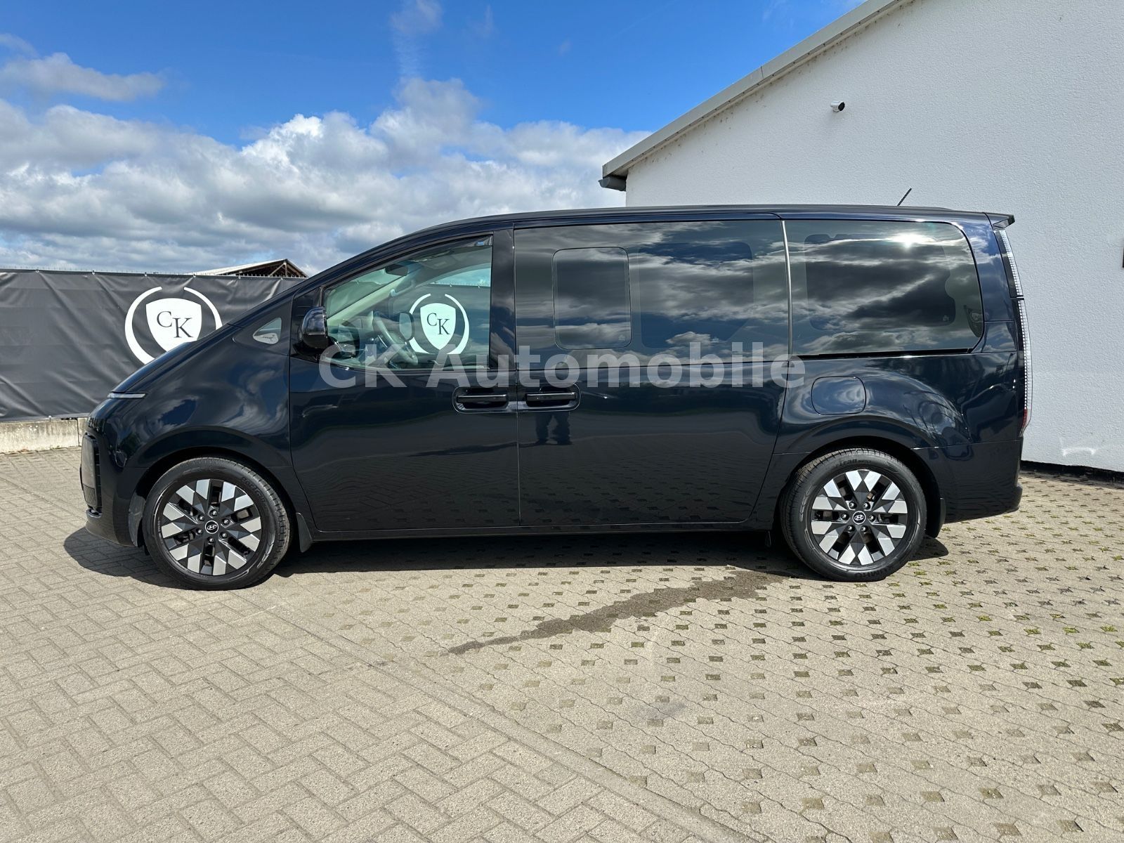Fahrzeugabbildung Hyundai Staria Premium Signature 4WD/7Sitze/Navi/ACC/AHK