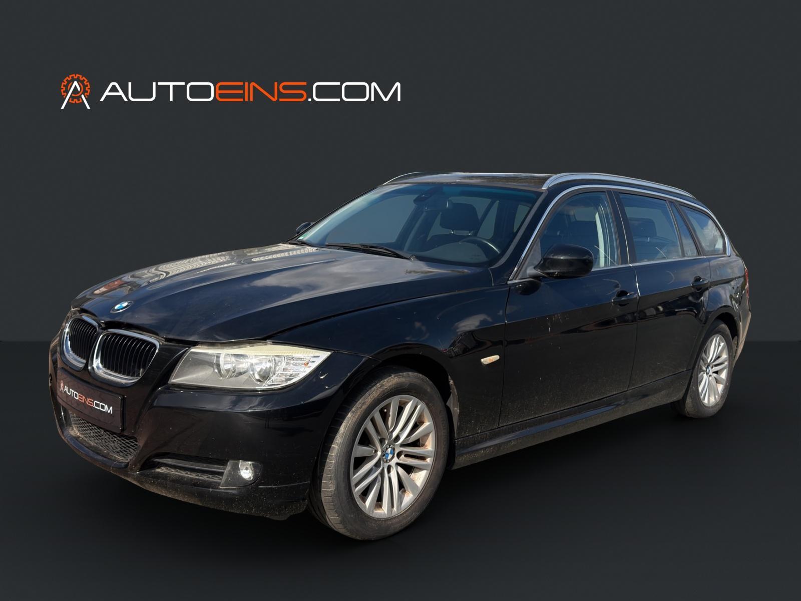 BMW 318 2010 — interior