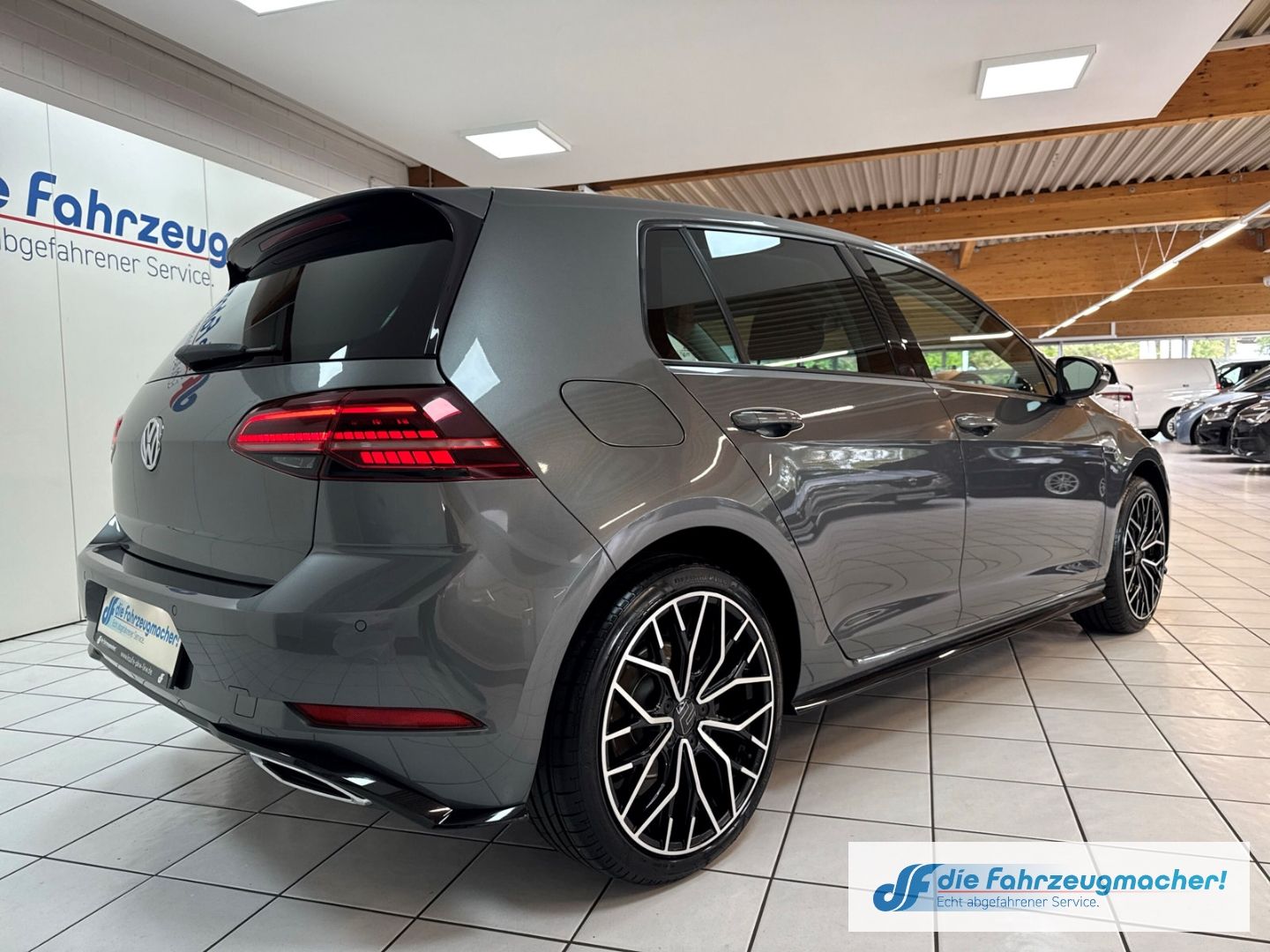 Fahrzeugabbildung Volkswagen Golf VII Highline R-Line Sportpaket Navi LED ACC