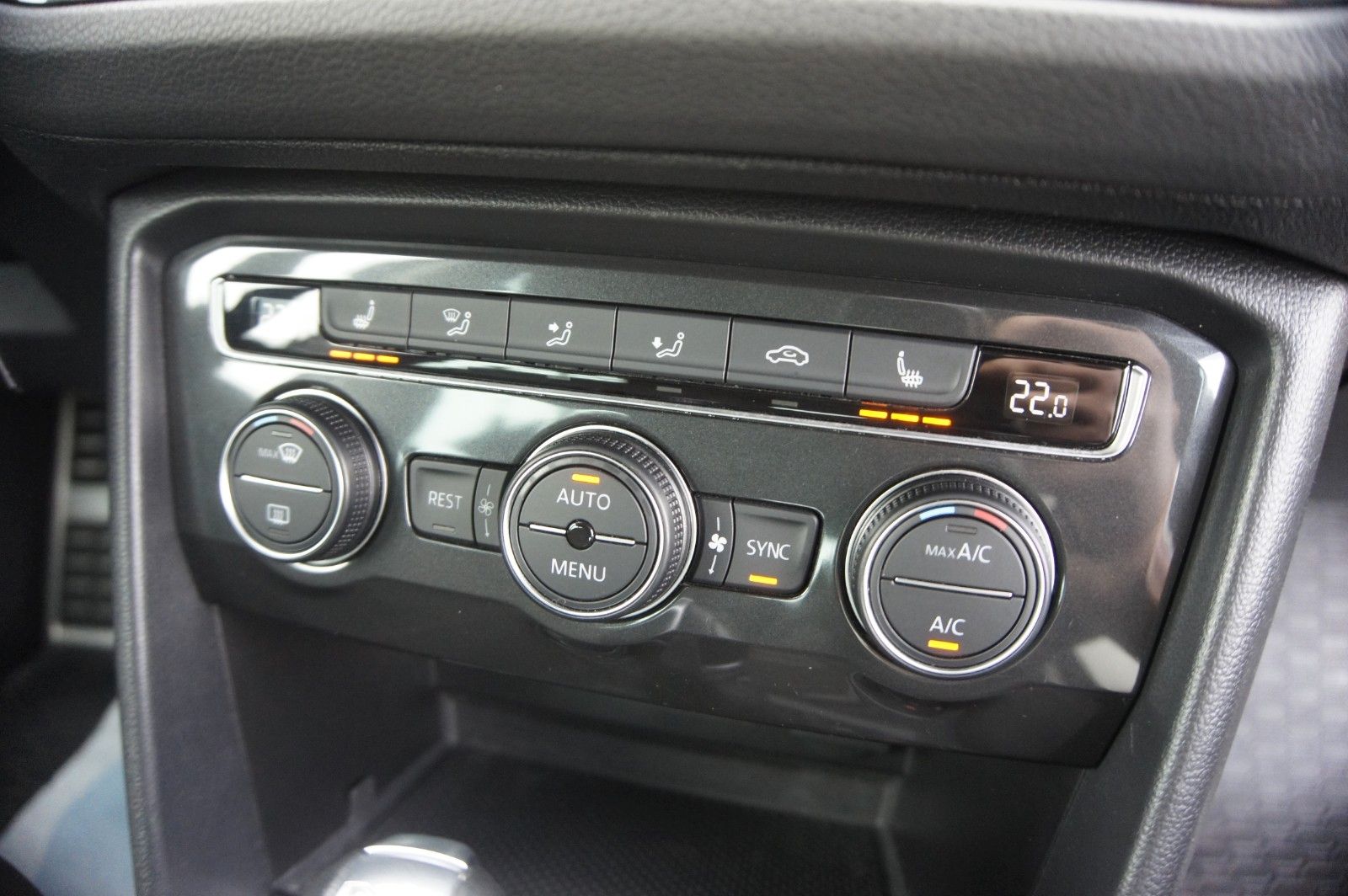 Fahrzeugabbildung Volkswagen Tiguan 2.0 TDI DSG SOUND NAVI LED AHK ACC DYNAUD