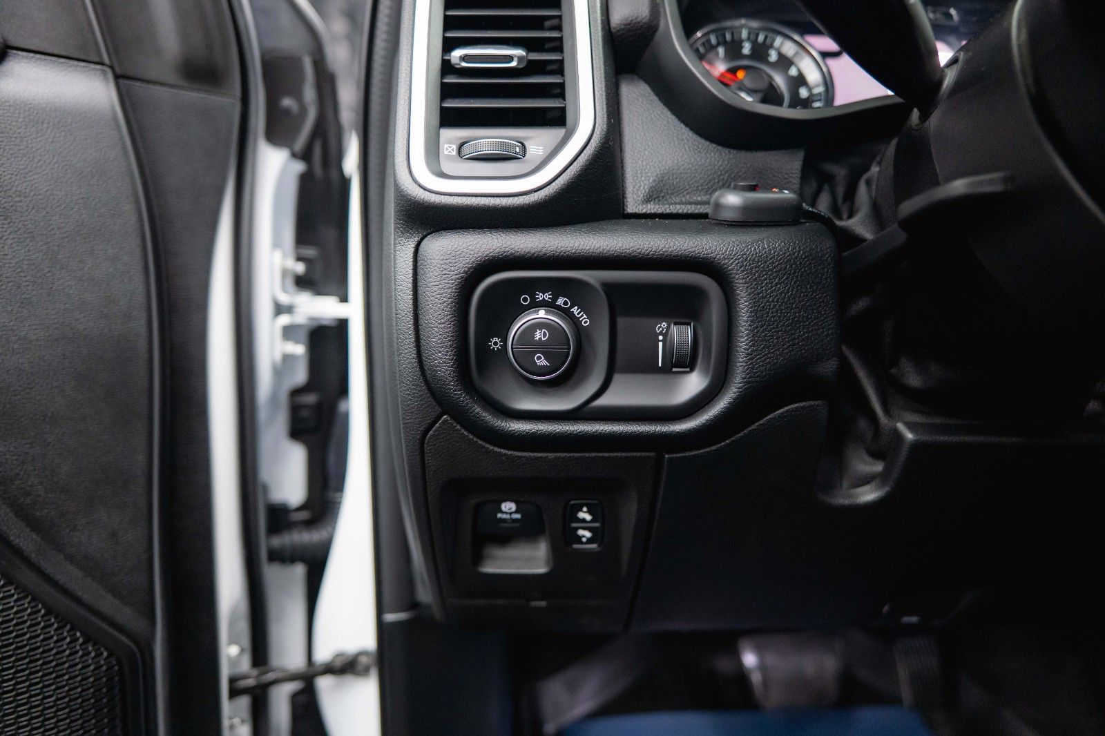 Fahrzeugabbildung Dodge RAM 5.7 V8 HEMI 4x4 OFFROAD Night-Paket *LED*