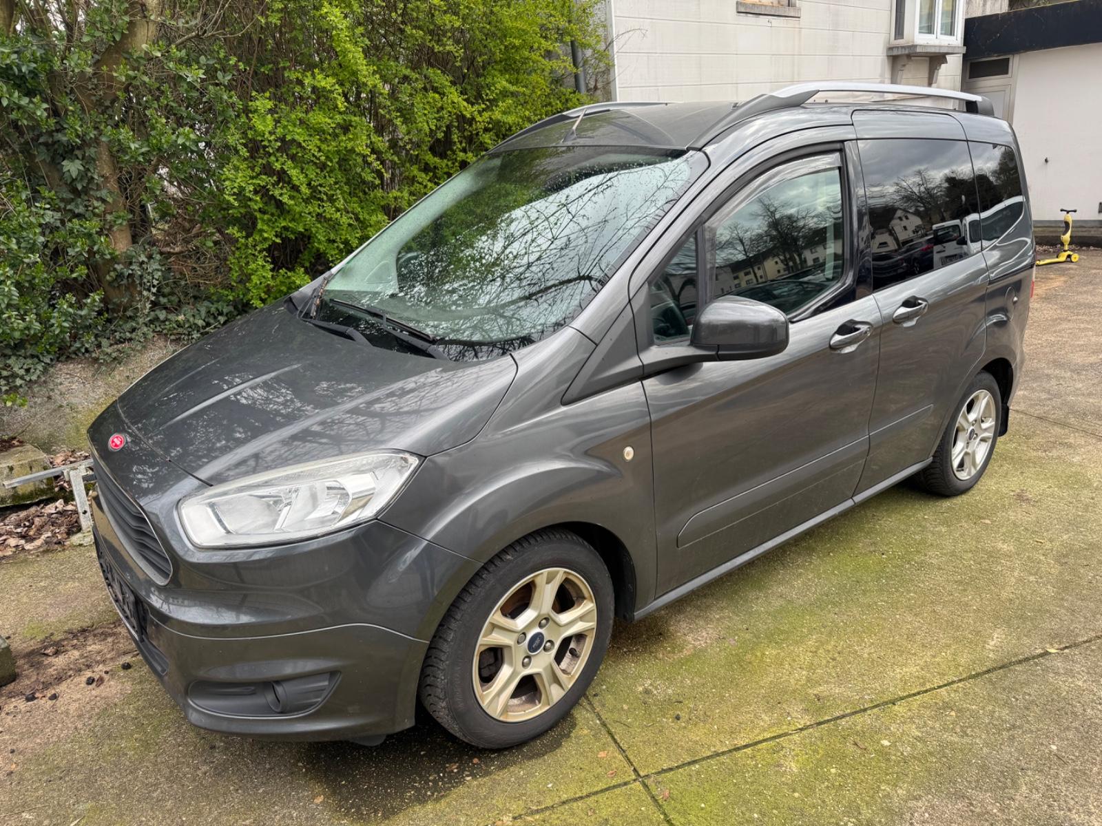 Ford Tourneo Courier Titanium Winterpaket PDC