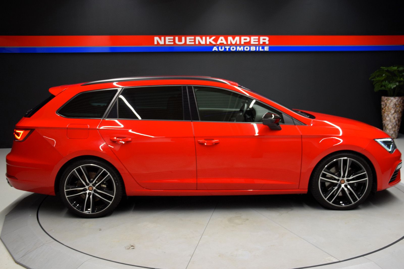 Fahrzeugabbildung SEAT Leon ST Cupra 300 4Drive ACC Beats Alca. Virtual