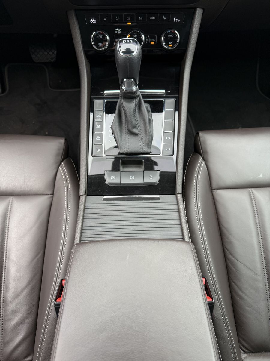 Fahrzeugabbildung SKODA Superb Combi 1.4 TSI iV L&K NAV+LED+KAMERA+VCOCK