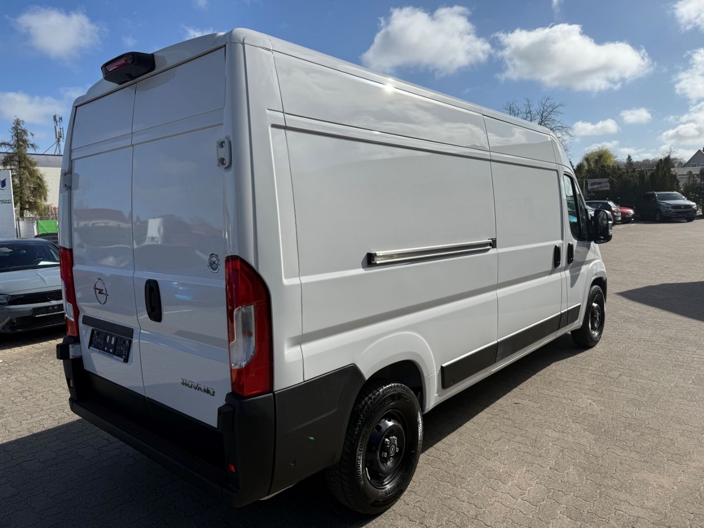 Fahrzeugabbildung Opel Movano Kasten H2 35 L3H2 BlueHDI 140