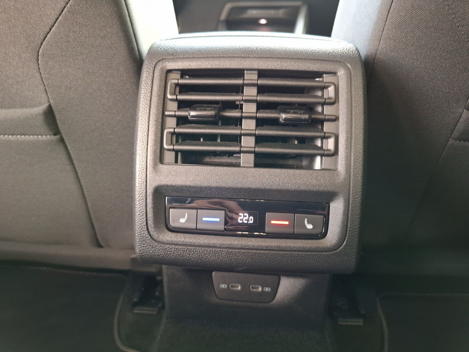 Fahrzeugabbildung Volkswagen Golf VIII Variant eTSI Stye DSG STH LED Navi AID