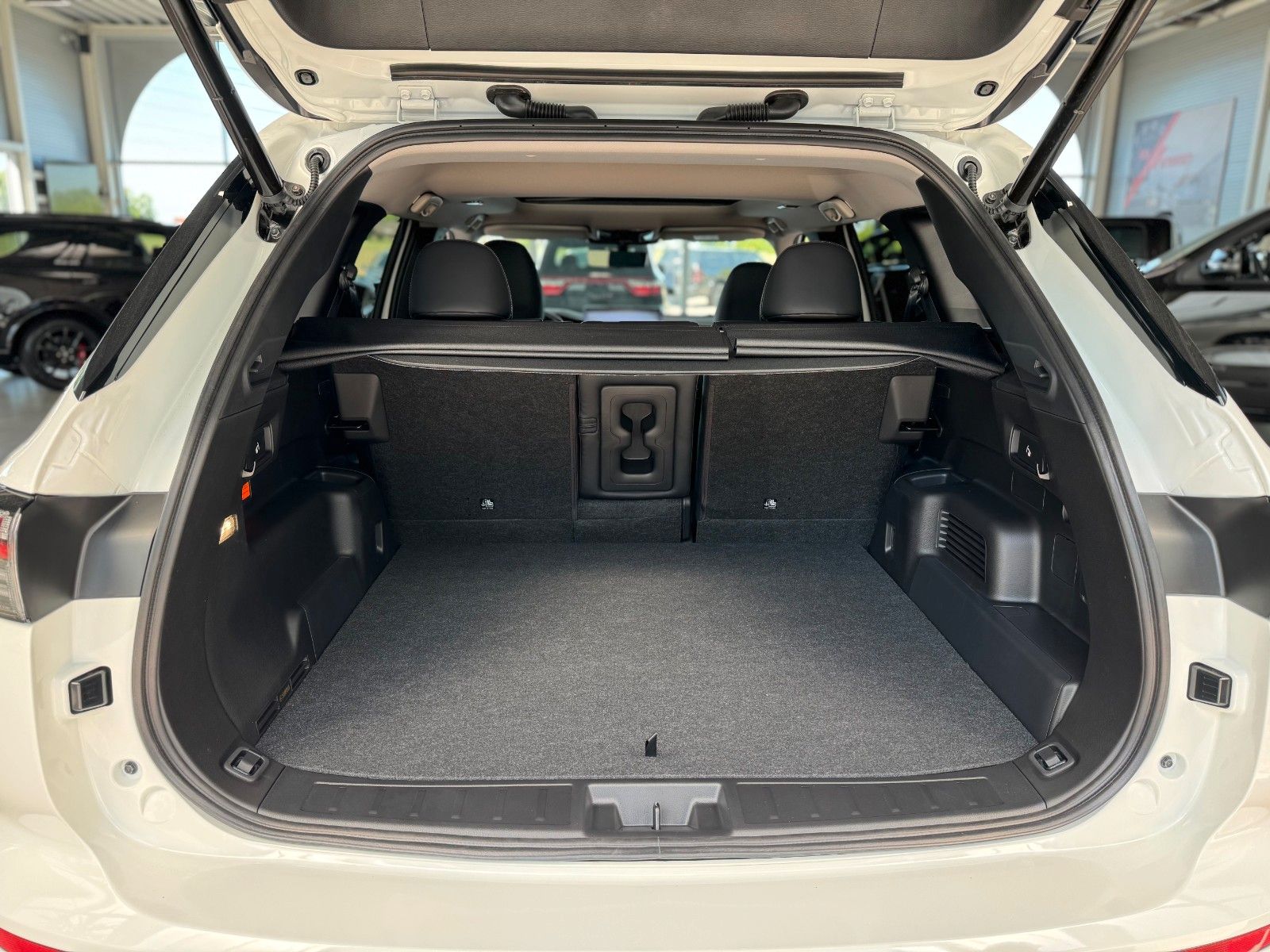 Fahrzeugabbildung Mitsubishi Outlander 2.4 PLUG-IN HYBRID 4WD TOP