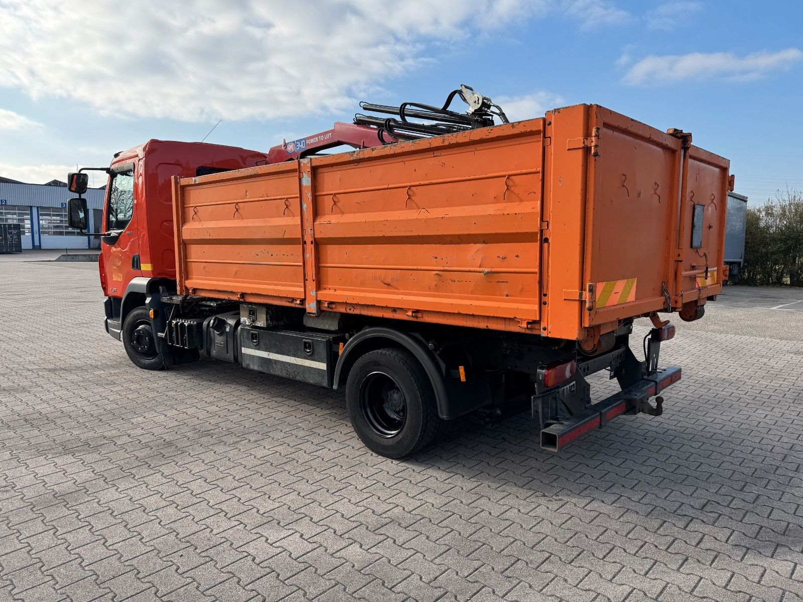 Fahrzeugabbildung DAF FA LF 180 8t Abrollkipper mit Ladekran