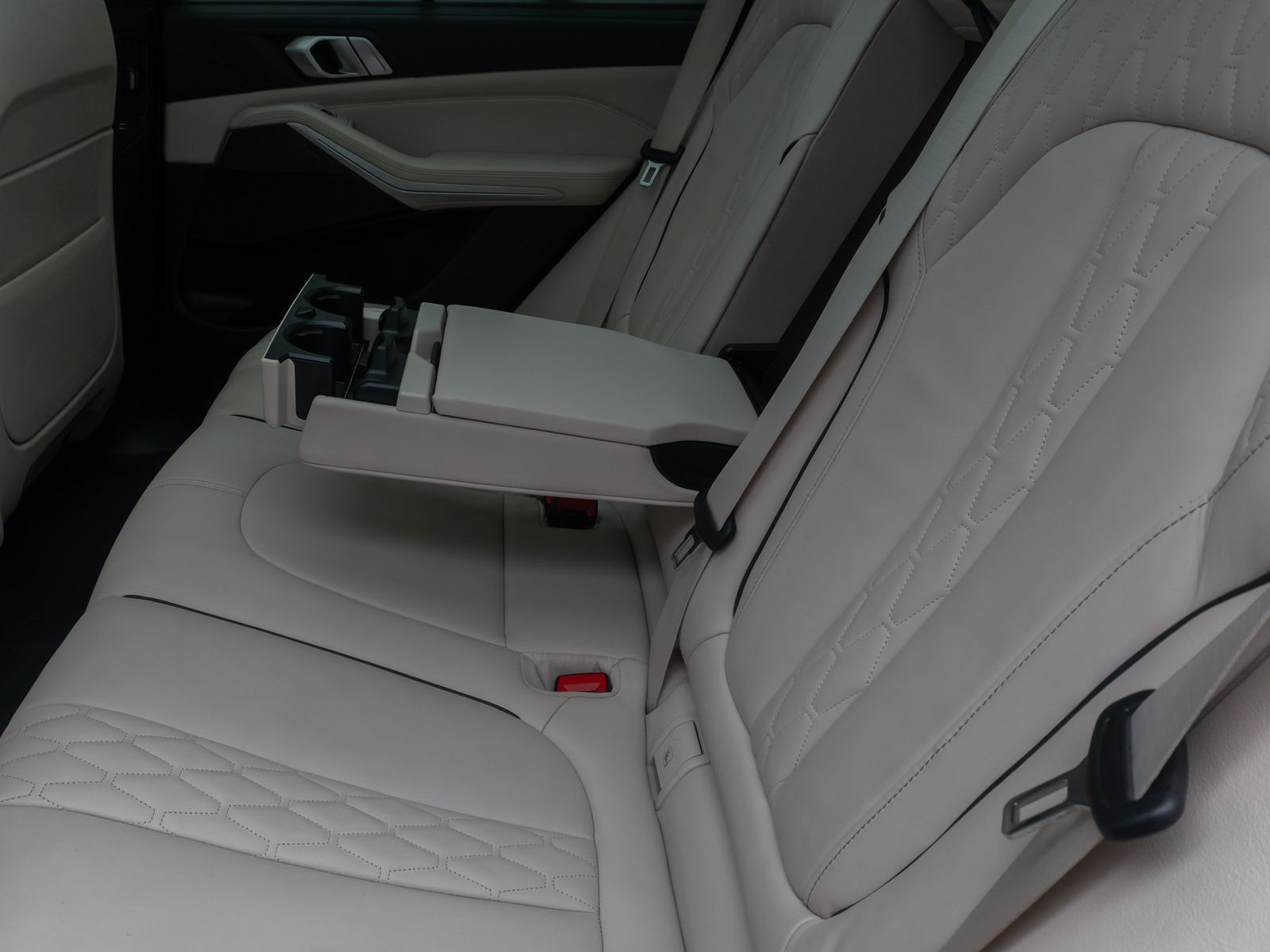 Fahrzeugabbildung BMW X5 xD45e M Sport Panorama DAB DispKey 360°22Zoll