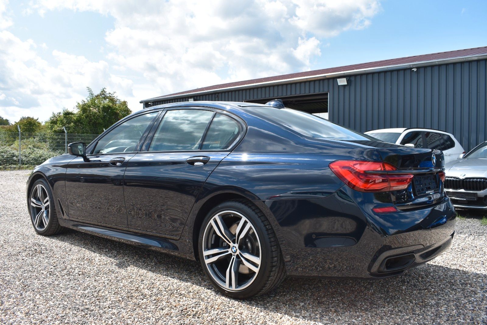 Fahrzeugabbildung BMW 750i xDrive M Sport Gestik Applecar H&K Garantie