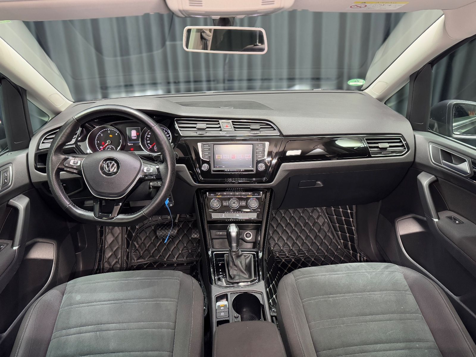 Fahrzeugabbildung Volkswagen Touran Highline|DSG|NAVI|7-SITZER|R-LINE|