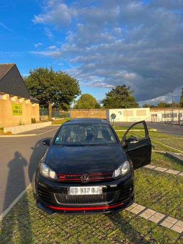 Volkswagen Golf 2.0 TSI DSG GTI adidas 