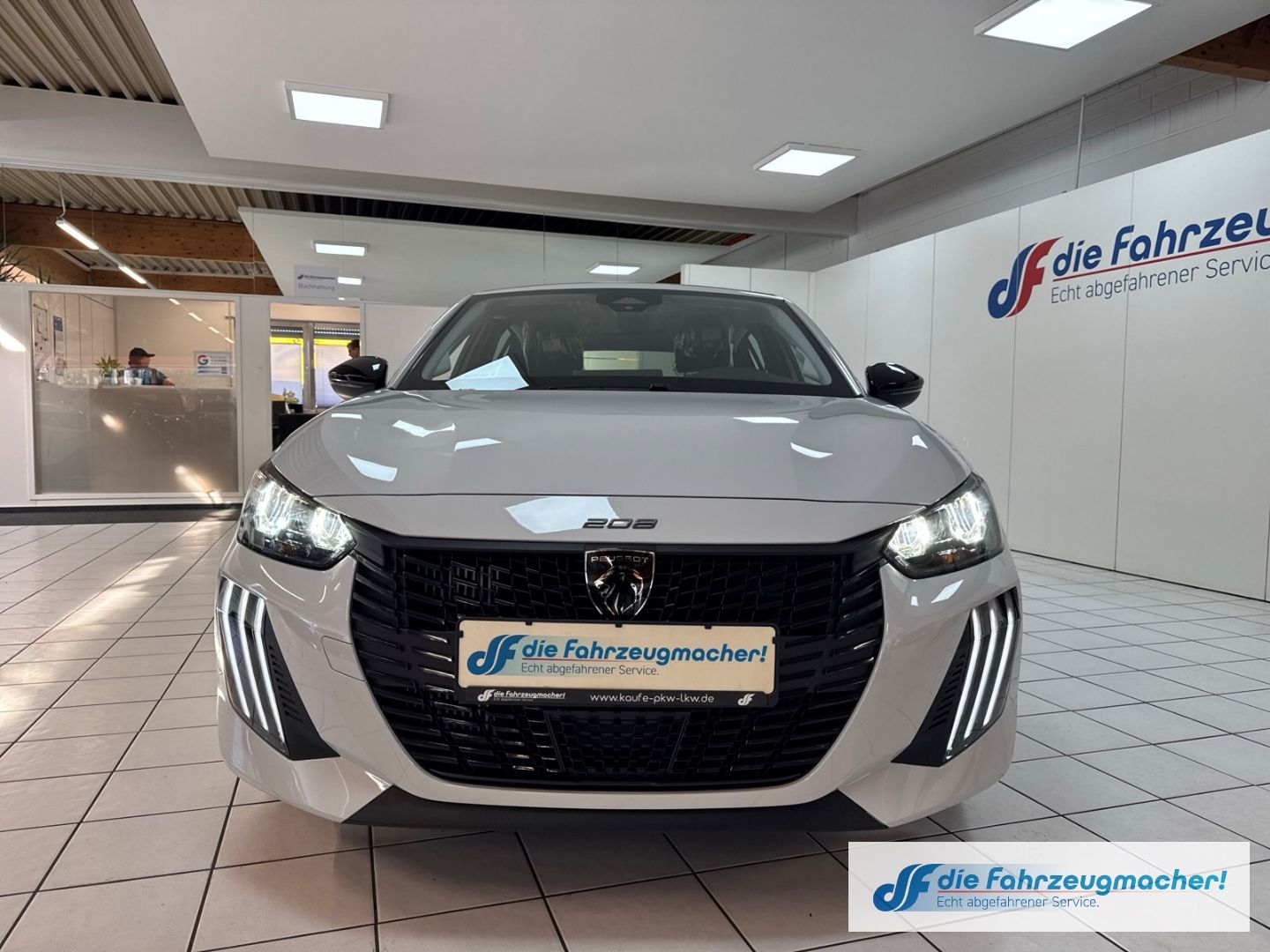 Fahrzeugabbildung Peugeot 208 Style LED Fahrerprofil DAB SHZ Keyless Start